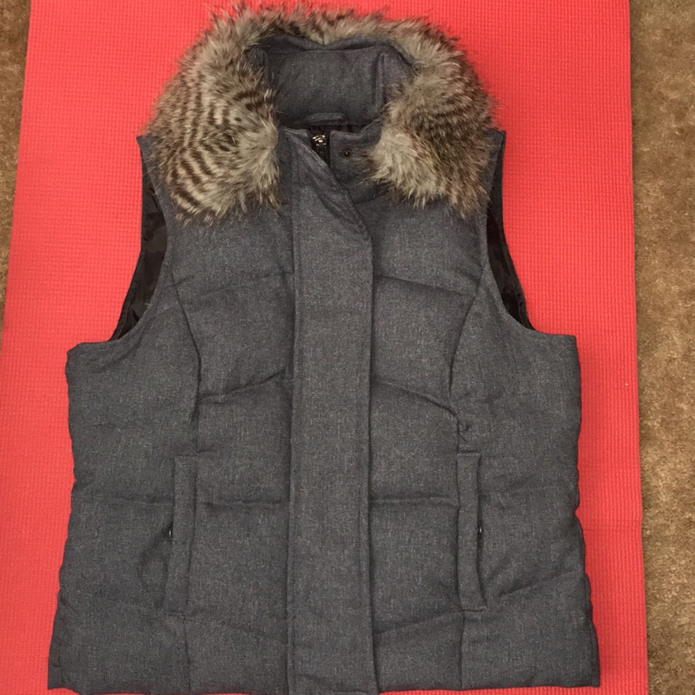 Women size vest with faux fur